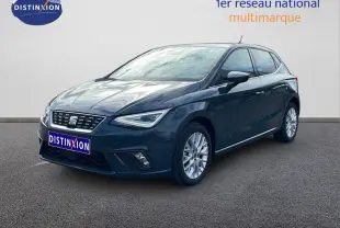 SEAT Ibiza 2025 bleu Fjord vue 3/4 avant droit avec jantes alliage et phares LED distinctifs.