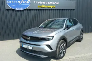 Opel Mokka Electric gris en 3/4 avant droit, SUV compact électrique avec calandre noire et jantes stylisées.