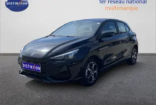 MG3 1.5L Hybrid+ 195ch en Pebble Black Metal, vue 3/4 avant droit avec jantes distinctives et calandre noire.