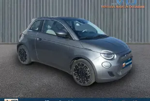 Fiat 500e gris foncé vue 3/4 avant droit, jantes alliage 17 pouces et vitres surteintées visibles.