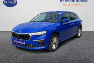 Vue 3/4 avant d'une Skoda Scala bleu racing metal avec calandre noire et jantes alliage argentées.