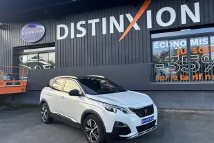 Peugeot 3008 HDI 130 GT Line blanc vue 3/4 avant droit avec jantes alliage et toit noir devant un bâtiment Distinxion.