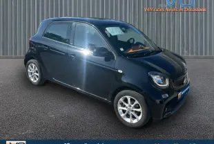 Vue 3/4 avant droite d'une Smart Forfour noire de 2015 avec jantes alliage et vitres teintées.