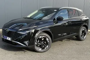 Nissan Qashqai III e-Power noir en 3/4 avant droit, avec jantes alliage bicolores et calandre noire distinctive.