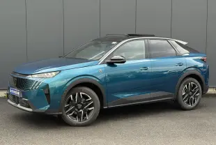 Peugeot 3008 Hybrid GT bleu Obsession avec toit ouvrant, vue de profil côté gauche sur fond neutre.