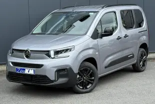 Citroën Berlingo Multispace gris acier en 3/4 avant droit avec jantes noires et lunette arrière ouvrante.