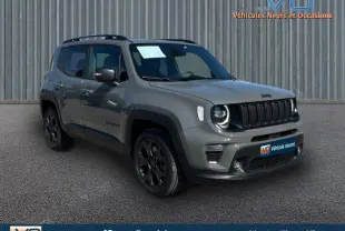 Jeep Renegade gris foncé vu en 3/4 avant droit avec barres de toit et jantes alliage noires.