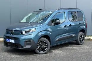 Citroën Berlingo Multispace bleu Kiama en 3/4 avant droit, avec jantes alliage noires et barres de toit.