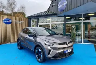 Renault Captur 2025 gris Cassiopée en 3/4 avant droit, avec calandre moderne et jantes alu distinctives.
