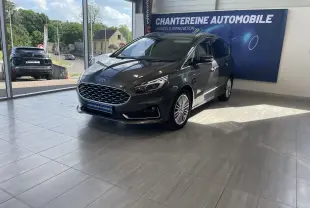 Ford S-MAX Vignale gris magnetic en 3/4 avant droit dans showroom avec bannière Chantreine Automobile.