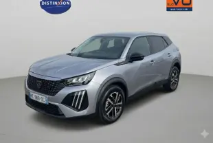 Peugeot 2008 Hybrid 145 gris en 3/4 avant droit, jantes 16 pouces et feux LED verticaux distinctifs.