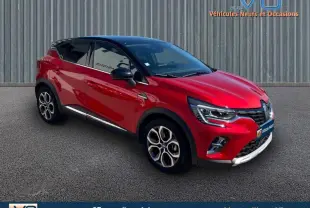 Vue 3/4 avant gauche d'un Renault Captur E-Tech Plug-in 160 Intens rouge avec jantes alliage 18 pouces.