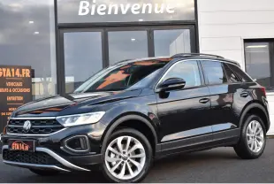 Volkswagen T-Roc 2025 noir Grenadilla, vue 3/4 avant droit, jantes alliage 17 pouces et calandre distinctive