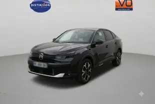 Citroën C4 X hybride noir vue 3/4 avant droit avec jantes alliage 17 pouces dans un studio blanc.