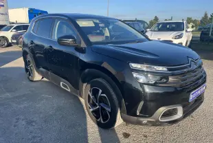 SUV Citroën C5 Aircross Hybrid noir métallisé vu en 3/4 avant droit avec jantes alliage 18 pouces et vitres surteintées.