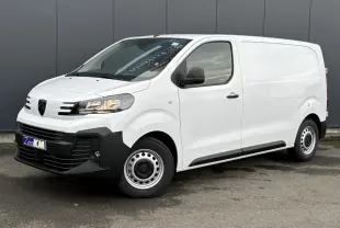 Vue 3/4 avant droit du Peugeot Expert Fourgon blanc Icy avec calandre noire et roues tôles grises.