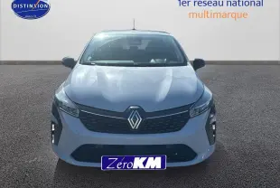 Vue frontale d'une Renault Clio 2025 gris Rafale avec calandre noire et phares LED fins.