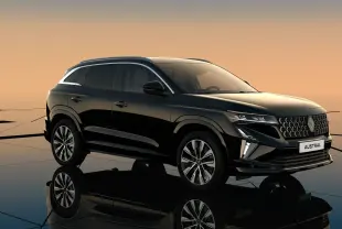 Renault Austral Full Hybrid noir étoile en 3/4 avant droit, avec calandre distinctive et jantes alliage 19 pouces.