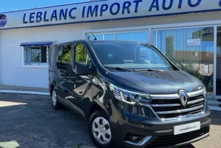 Renault Trafic Fourgon Antilope Van Flex gris comète, vue 3/4 avant droit devant concessionnaire Leblanc Import Auto.