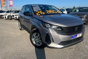 Peugeot 3008 gris Artense en 3/4 avant droit, avec jantes alliage 17 pouces et affichage prix sur pare-brise.
