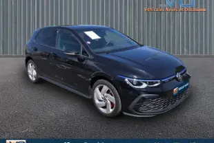 Volkswagen Golf 1.4 Hybrid noire vue en 3/4 avant droit avec jantes alliage 17 pouces et calandre GTE.