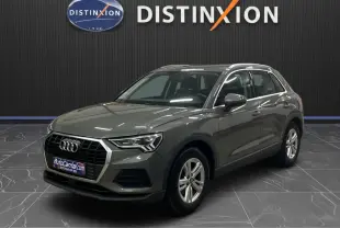 Audi Q3 Business gris vue 3/4 avant droit, avec calandre hexagonale et jantes alliage cinq branches.