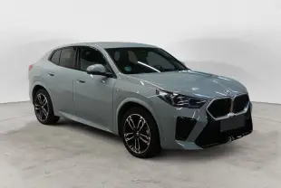 BMW X2 2025 gris Skyscraper en vue 3/4 avant, mettant en valeur sa calandre noire et ses phares LED distinctifs.