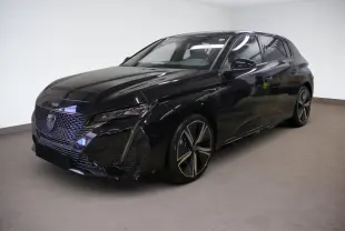 Peugeot 308 noir Perla vue 3/4 avant droit dans un intérieur neutre avec jantes alliage 18 pouces Kamakura.