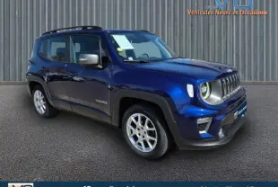 Jeep Renegade bleu en 3/4 avant droit, avec barres de toit et jantes alliage 17 pouces visibles sur fond urbain.