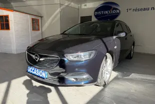 Opel Insignia Sports Tourer bleu lune marine métal vue 3/4 avant droit en intérieur showroom