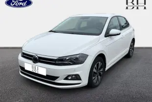 Volkswagen Polo blanc pur vue 3/4 avant droit avec calandre chromée et jantes alu noires et argentées