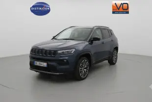Jeep Compass bleu en 3/4 avant droit, avec jantes alliage 19 pouces et barres de toit visibles.