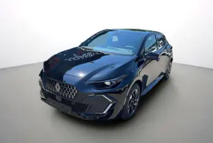 Renault Clio noir étoilé vue 3/4 avant droit, avec calandre distinctive et jantes alu 16 pouces.
