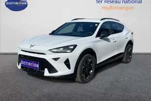 Vue 3/4 avant d'un SUV CUPRA Formentor blanc neige métal avec jantes noires et détails noirs contrastants.