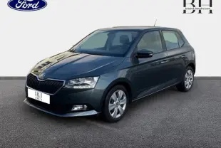 SKODA Fabia gris météore vue 3/4 avant droit, avec calandre noire et jantes argentées.