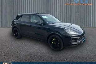 Vue 3/4 avant d'un Porsche Cayenne noir 2018 avec jantes noires et toit ouvrant panoramique visible.