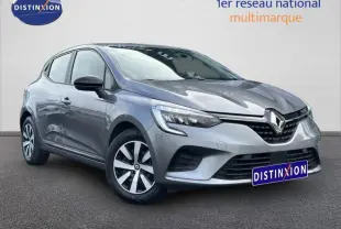 Renault Clio 2023 gris schiste vue 3/4 avant droit, avec calandre noire et jantes alliage bicolores.