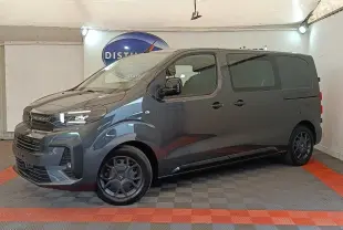Vue 3/4 avant droit du Citroën Jumpy gris foncé 2025, avec phares LED et jantes noires distinctives.