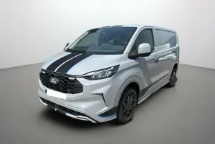 Vue 3/4 avant du Ford Transit Fourgon Custom gris mat avec bandes noires et bleues sportives sur le capot.