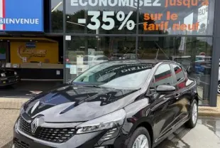 Renault Clio noir vue en 3/4 avant droit devant un concessionnaire Distinxion, avec jantes argentées et calandre distinctive.