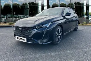 Peugeot 308 BlueHDi 130 GT noire vue en 3/4 avant droit avec calandre noire et jantes alliage distinctives.