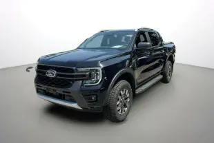 Ford Ranger 2.3 PHEV Wildtrak Plus noir agate, vue 3/4 avant droit avec barres de toit et marchepieds visibles.
