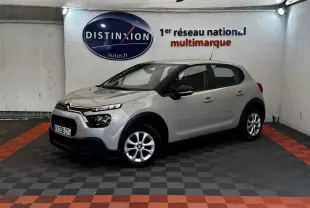 Citroën C3 beige vue 3/4 avant droit en intérieur, avec phares LED et jantes alliage visibles.