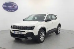 Jeep Avenger blanc en 3/4 avant droit, avec calandre noire et jantes alliage 17 pouces visibles.