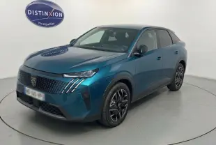 Peugeot 3008 Hybrid 145 e-DCS6 Allure bleu en 3/4 avant droit, avec calandre distinctive et jantes noires.