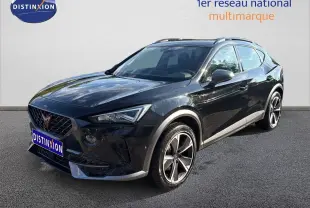 Vue 3/4 avant d'un CUPRA Formentor noir minuit métal, soulignant ses jantes bi-ton et son design sportif 2023.