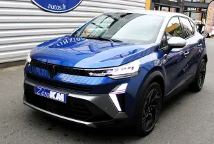 Renault Captur 2025 bleu Iron Metal avec toit gris, vue 3/4 avant mettant en valeur ses feux LED distinctifs.