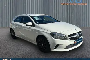 Mercedes Classe A 180 Intuition blanc vue 3/4 avant droit, jantes alliage noires et phares halogènes visibles