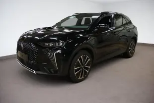 DS7 noir Perla vu en 3/4 avant droit, avec calandre distinctive et jantes alliage 19 pouces Edinburgh.