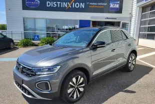 Volkswagen T-Roc gris Indium en 3/4 avant droit, mettant en valeur ses jantes distinctives et son attelage amovible.